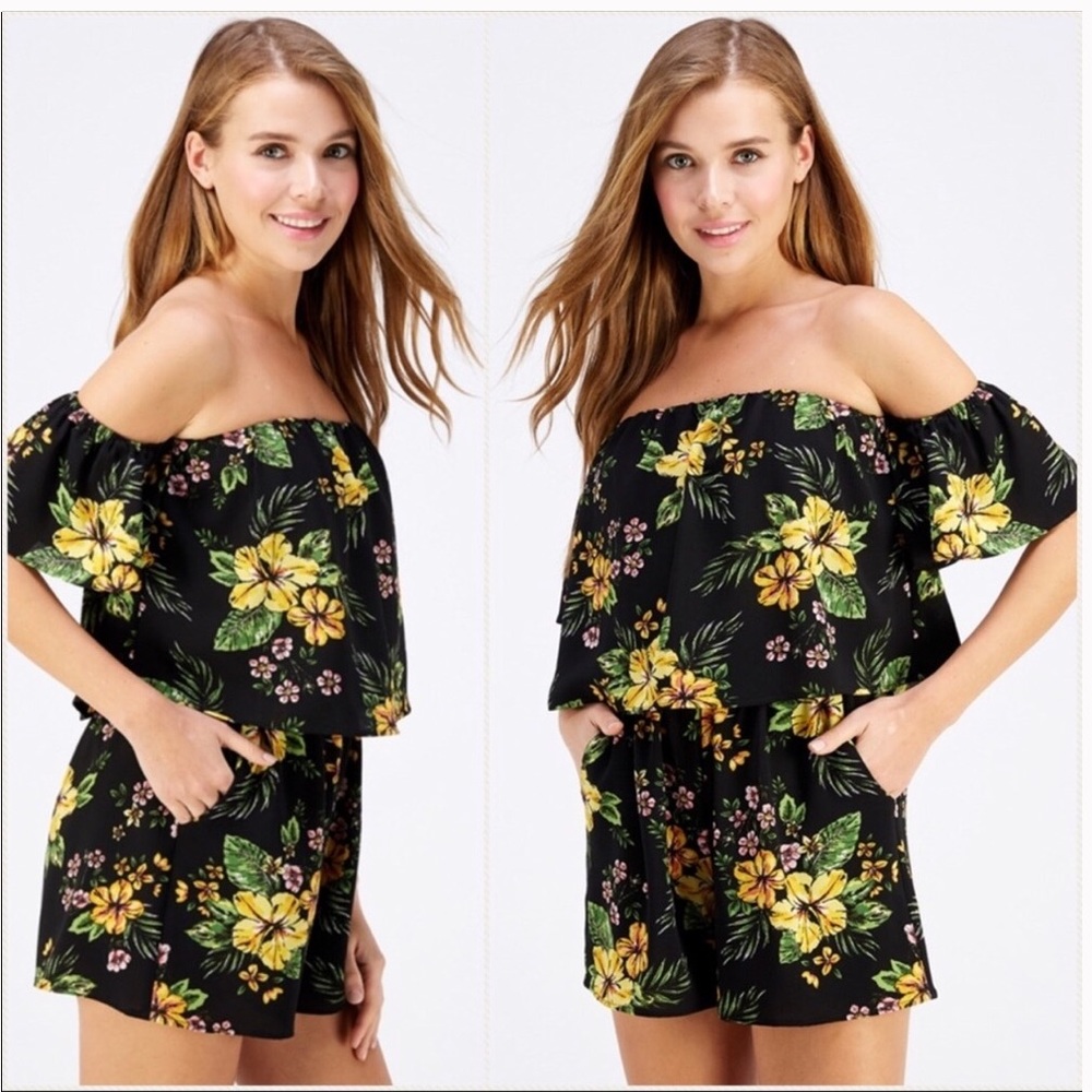 ❤️HOST PICK❤️Strapless Floral Romper